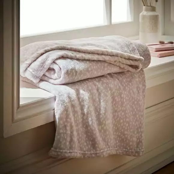 Dunelm Printed Fleece Dottie Lilac 130x160cm